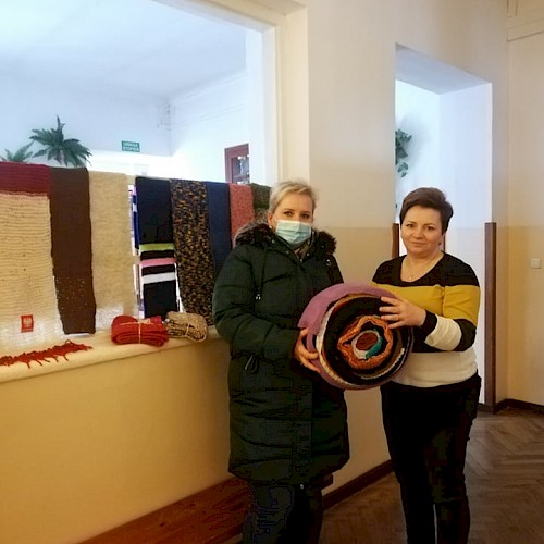 Dom Pomocy Społecznej w Pułtusku włączył się do ogólnopolskiej akcji "REKORDOWY SZALIK HANDMADE DLA WOŚP"